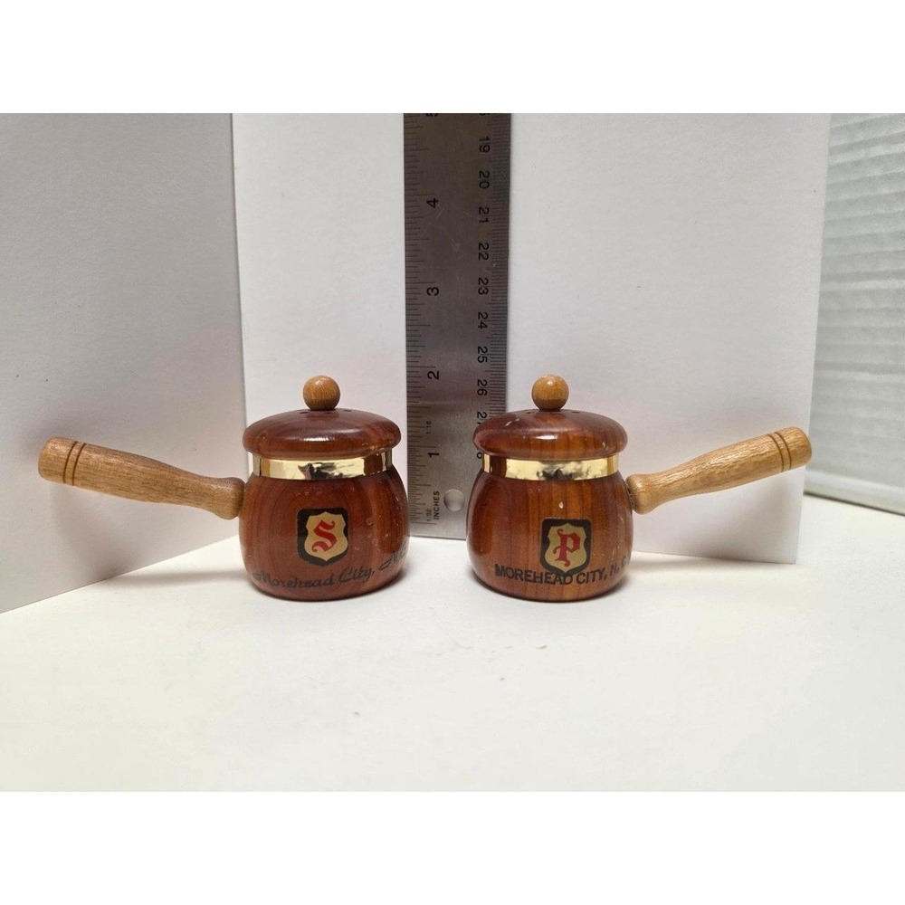 vintage souvenir salt and pepper shakers wooden saucepan Morehead City